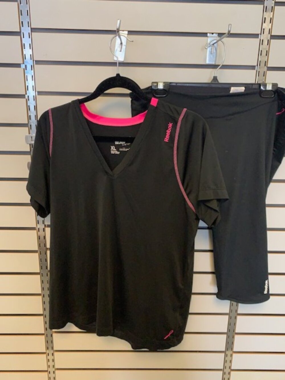Women's XL Reebok Capri Leggings & Tee Set Black and Pink Workout